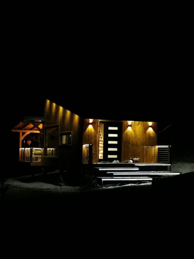 Moodysun Studio, Remote Tiny Home 코마르닉 외부 사진