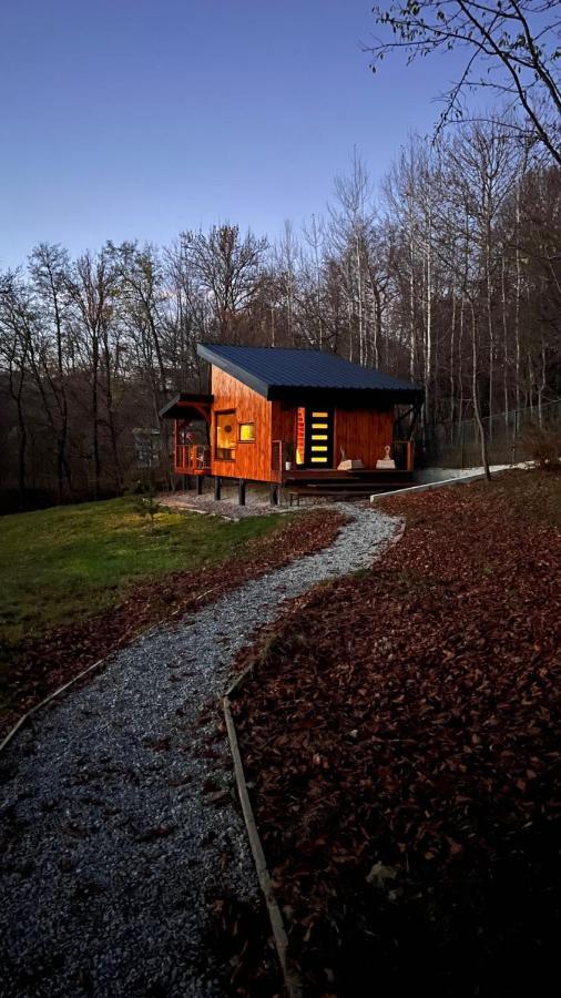Moodysun Studio, Remote Tiny Home 코마르닉 외부 사진
